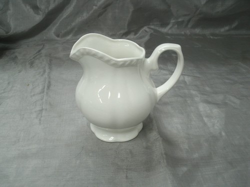 Johnson Bros OLD ENGLISH WHITE 12 oz Gravy Boat & 4" Creamer Ironstone England - Picture 4 of 5