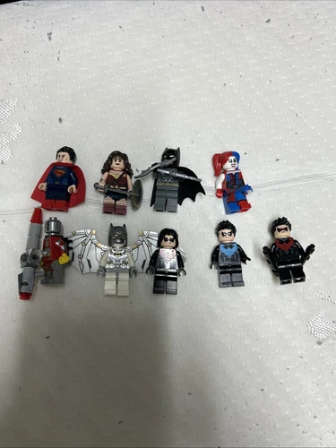 Official lego minifigures lot X10 Superman Batman Etc… Complete