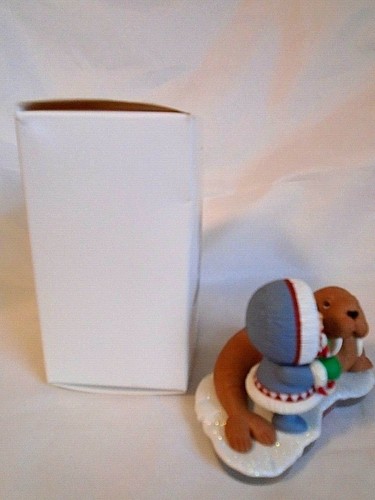 Hallmark Frosty Friends 2011 Eskimo Walrus Candy Canes 32nd Collector Series - Picture 5 of 7