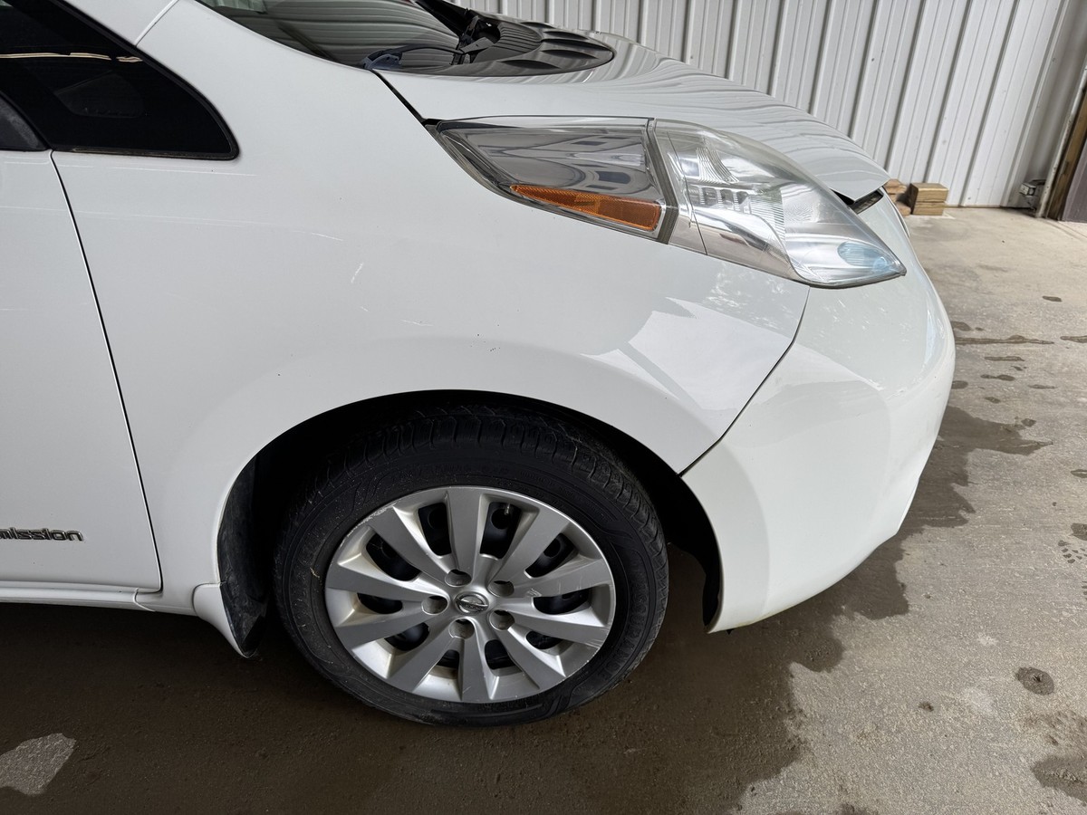 13-17 NISSAN LEAF PASSENGER RIGHT FRONT FENDER GLACIER WHITE QAK