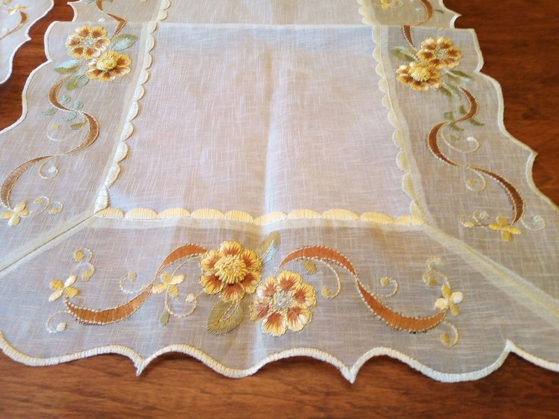 Sweet 3D Floral and Ribbon Runner with 2-Placemats-Scalloped Edges-Gold Thread