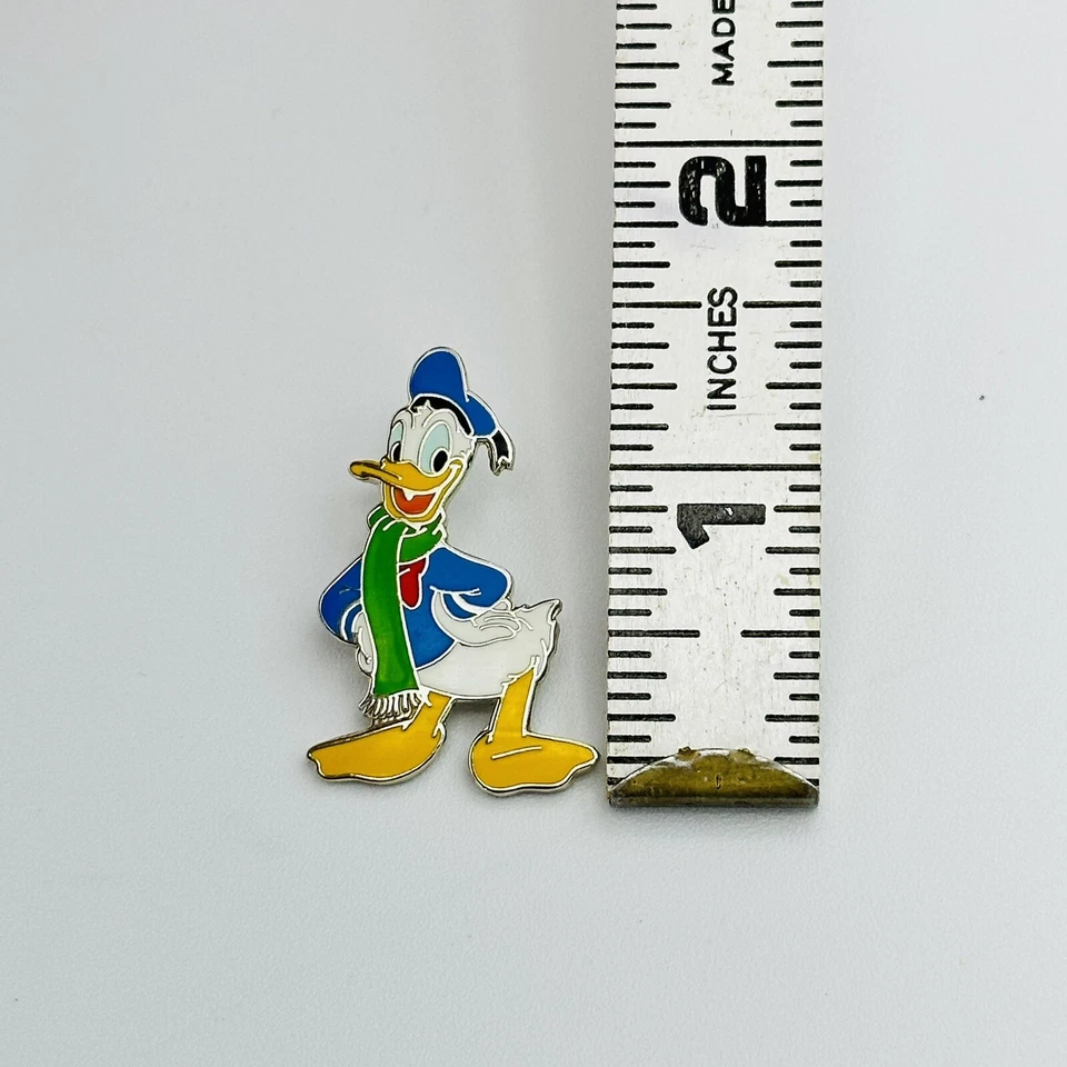 Disney Donald Duck Happy Smiling Standing W Green Winter Scarf Pin Trading 2005 - Image 2 of 4