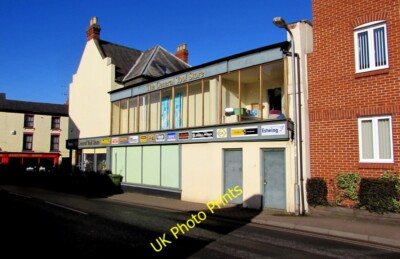 Foto 6x4 Der Gemischtwarenladen in Ross-on-Wye Station Straßenseite von Th c2015