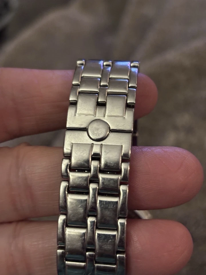 Reloj de pulsera Juicy Couture para mujer tono plateado Foto 4 de 4