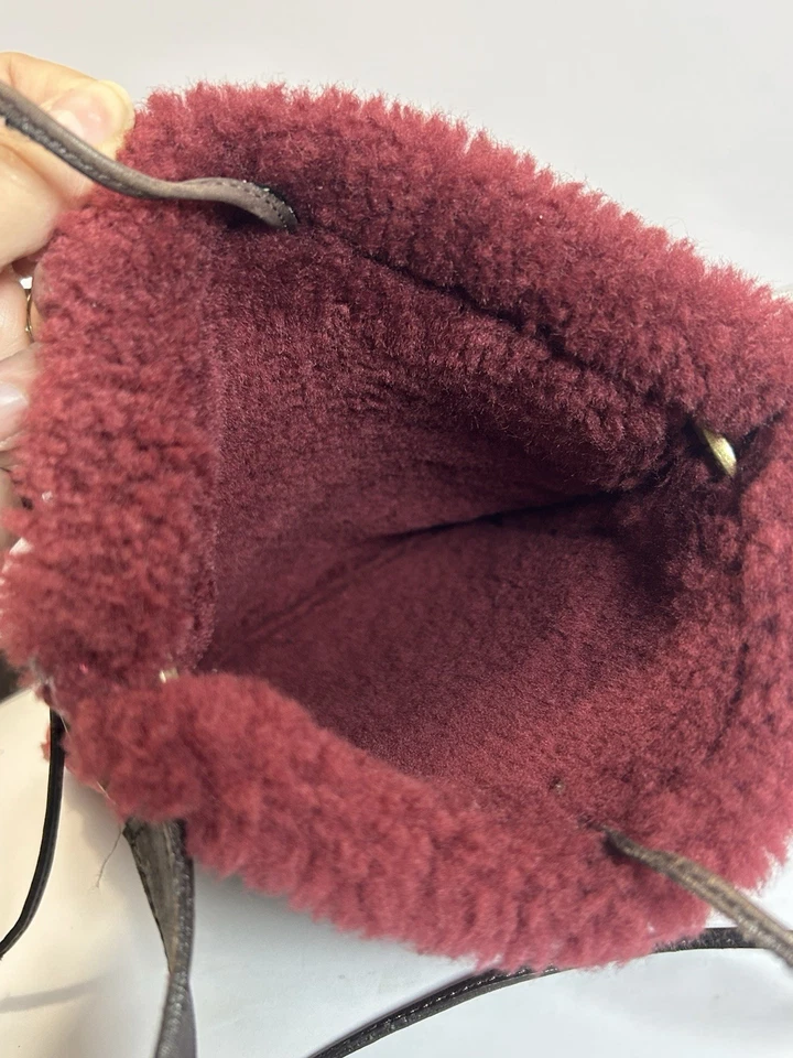 Bandolera de hombro UGG de gamuza roja piel de oveja, correa de cuero y adornos años 2000 Foto 4 de 4