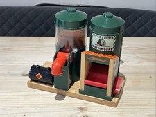 Thomas Wooden Railway VICARSTOWN DIESEL FUELING STATION for wooden train sets