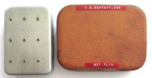 A LOUIS XVI DOUBLE-OPENING TWO-COLOUR GOLD BOÎTE-À-MOUCHES SET WITH A MINIATURE