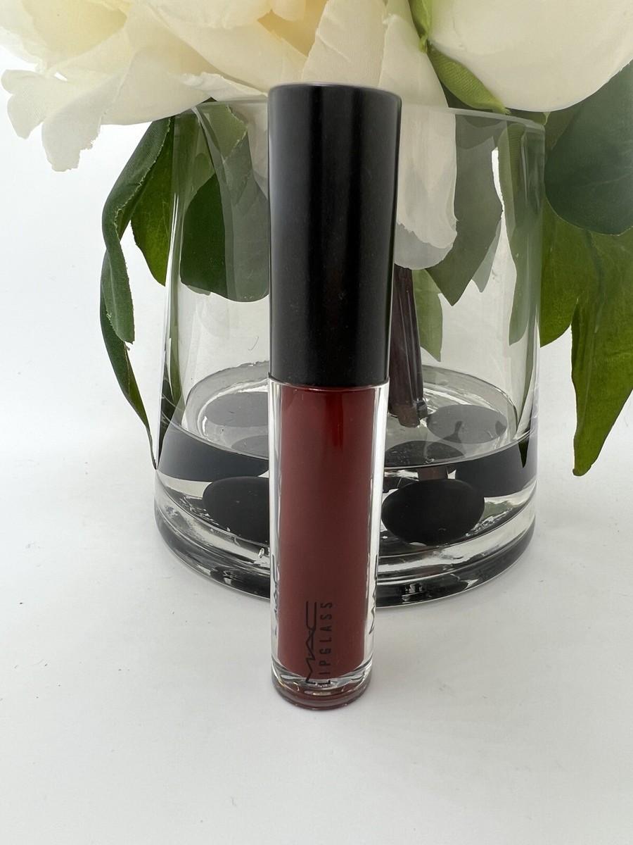 m.a.c mac clear lipglass lip gloss clear unboxed  A high-shine that delivers a glass-like glossy finish with a smooth, comfortable feel for fuller-looking, radiant lips   Intense glossy shine  Smooth non-sticky texture A small drop of this highly concentrated product is all it takes to cover the lip area MAC Lip Glass Lip Gloss