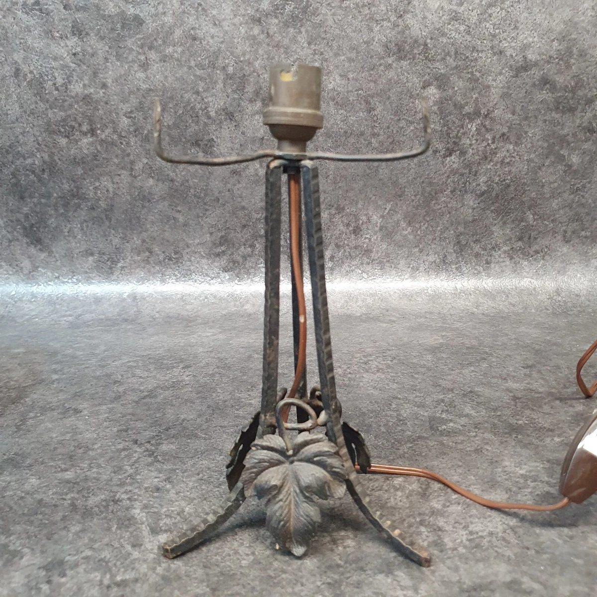 Lampe à tringle, huile et bougie ou chandelle, fer forgé ; Allemagne, années 1700
