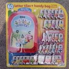 Azulejos de 60 letras CBeebies Alpha Blocks + práctico bolso - lectura y aprendizaje totalmente nuevos