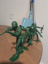 Louis Marx  Co  World War II US Marine Plastic Soldiers