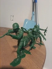 Louis Marx & Co   World War II US Marine Plastic Soldiers