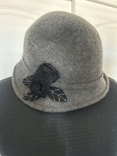 Women s Wool Felt Cloche Dark Gray Bowler Hat Black Rose Flower Leaf Accent Chic