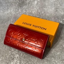 Authenticated Louis Vuitton Louis Vuitton Portefeuille Sarah Vernis Long Walle