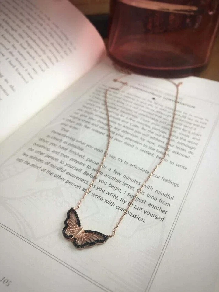 Colgante redondo enchapado en oro rosa de 14 k con mariposa de diamantes negros creado en laboratorio para mujer Foto 2 de 4