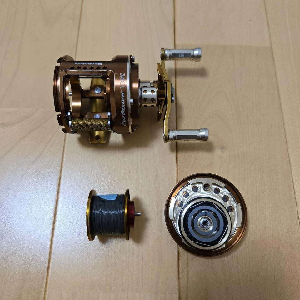 Megabass Monoblock Topaz Casting Reel Fishing Reel Right Hand Freshwater Bass - Image 4 of 4