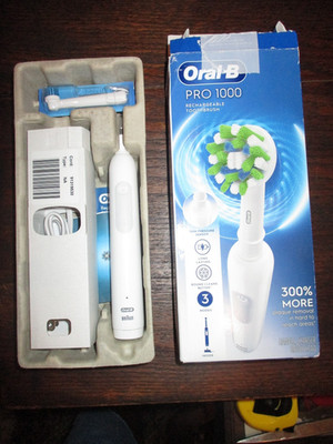 ORAL B Pro 1000 Three (3) speed Electric Toothbrush Excellent Open Box inventory