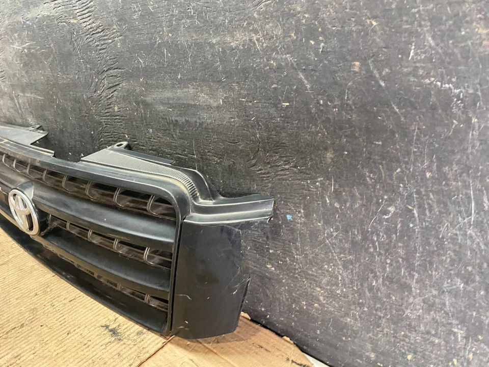 Parrilla superior delantera Toyota Highlander 2001 a 2003 con emblema OEM Q3064 DG Foto 2 de 4