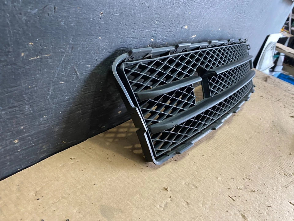 Grelha frontal inferior 2009 a 2013 Infiniti G37 G25 fabricante de equipamento original N9022 DG - Imagem 3 de 4