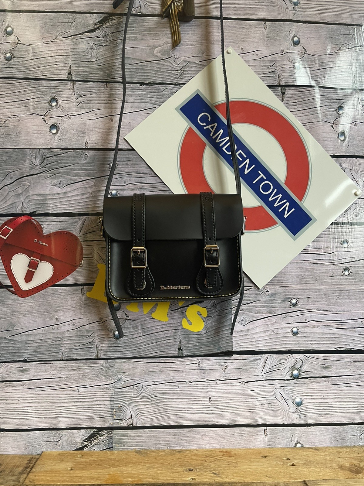 Borsa a tracolla Dr Martens 7" mini pelle nera corpo a croce punto giallo ottime condizioni #1