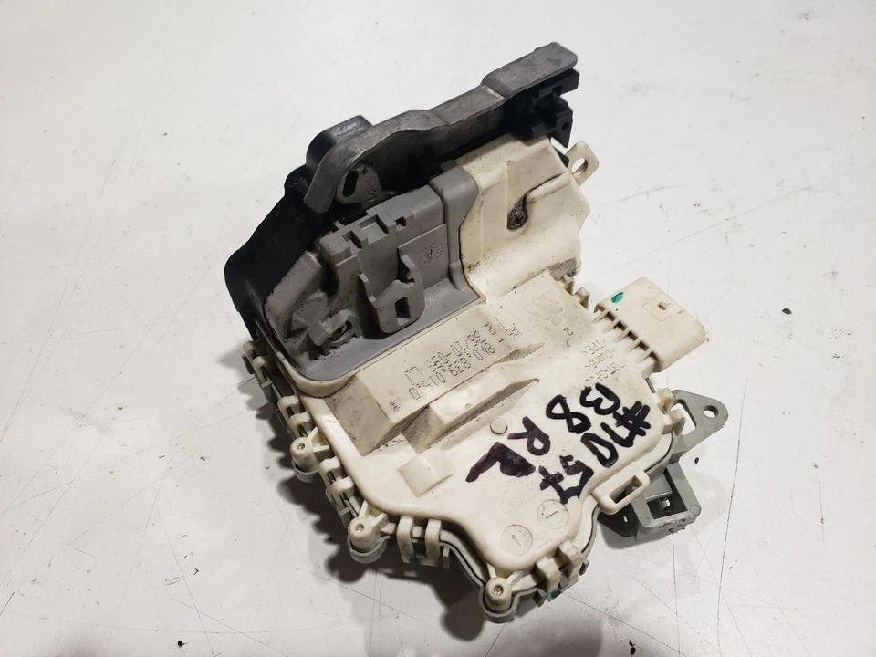 Actuador de cerradura de puerta trasera derecha - Audi A4 B8 Quattro S-Line 2011 - OEM 8K0839015D Foto 3 de 4