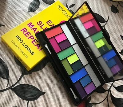 EYESHADOW Revolution Pro Looks Palette 15 Essen Schlaf Make-up Wiederholung - Brandneu