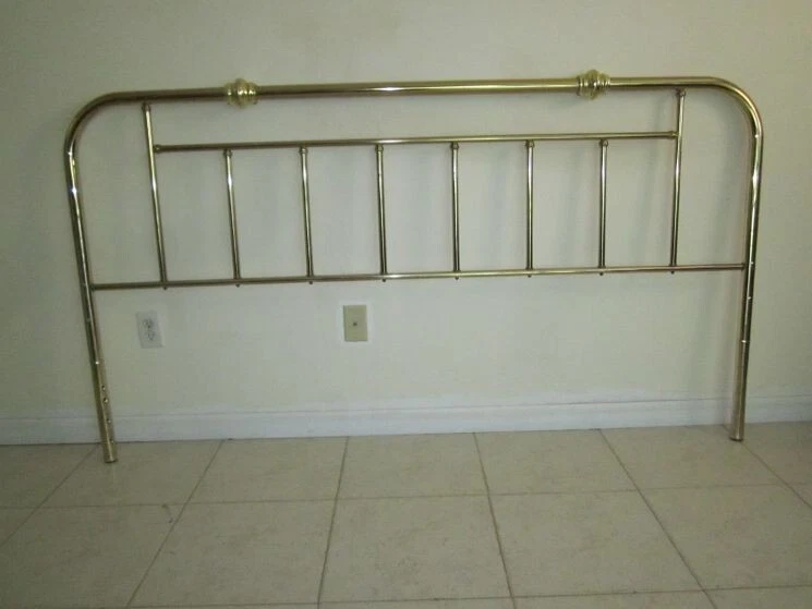 Cabecero tamaño king de latón dorado Foto 3 de 4