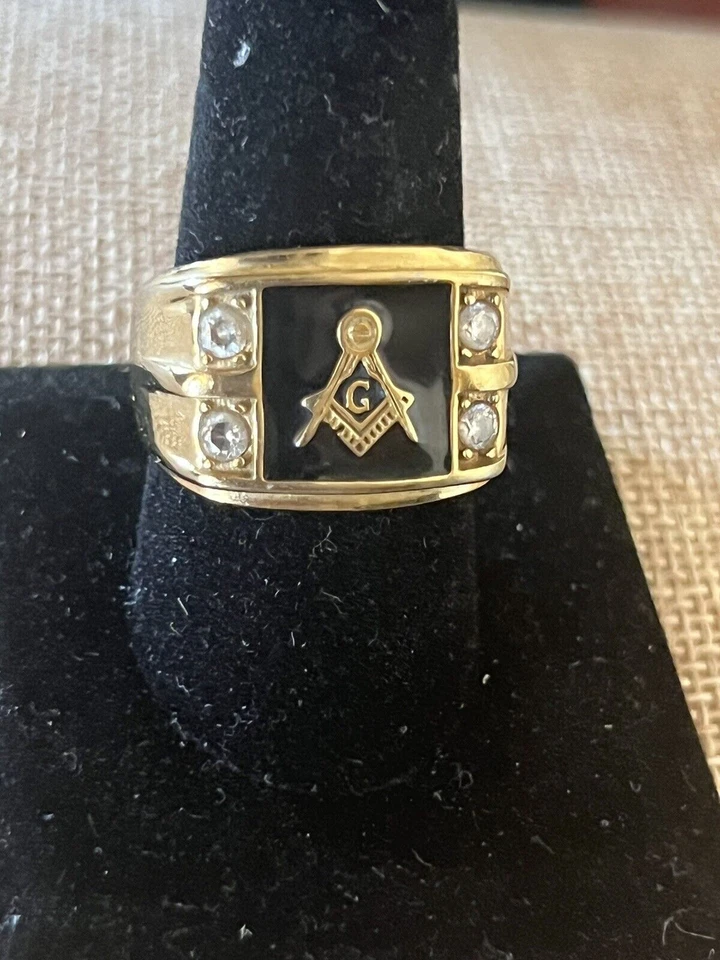 Anillo de acero inoxidable chapado en iones de oro para hombre con circonita cúbica y epoxi negro talla 10 Foto 3 de 4