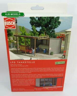 Brandneu in Originalverpackung OO / HO BUSCH 1912 LPG Gas / Tankstelle - für Bauernhof oder Depot usw.