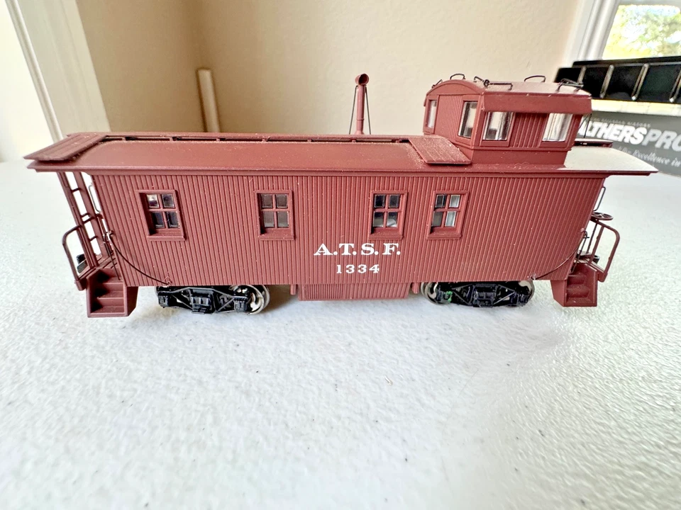Walthers Proto #920-103202 30' Wood Caboose-ATSF #1334 w/box - EC - Image 4 of 4