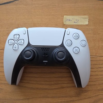 Sony DualSense Wireless Gamepad - Weiß/Schwarz Rechtes Steuerkreuz zittert
