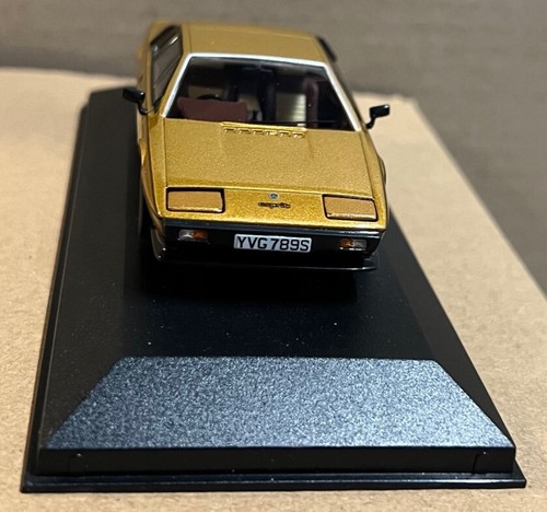 Lotus Esprit S2, 1st production series 2 (Champ Gold). 1:43 Corgi Model VA14202 - Picture 3 of 11