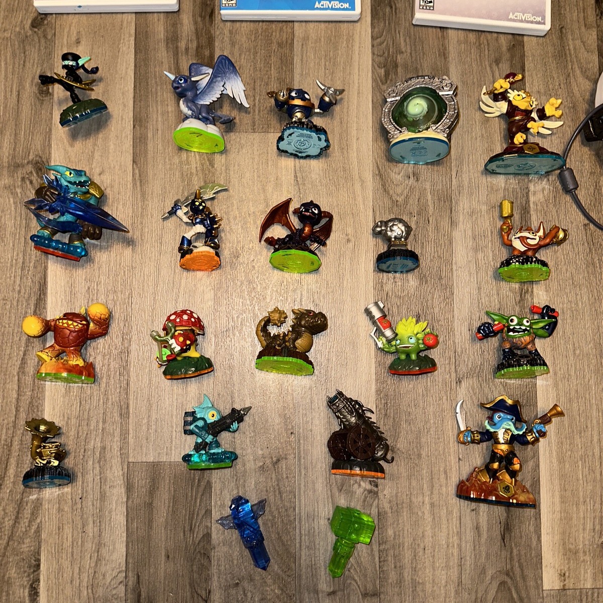 Pack Skylanders Giants Avec 18 Figurines + étui De Rangement - PS3/Wii - Très Bon état