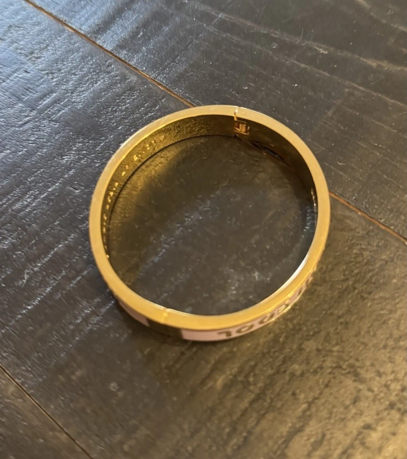 Brazalete Brazalete Kate Spade New York Kiss Me You Fool Tono Dorado Foto 2 de 4