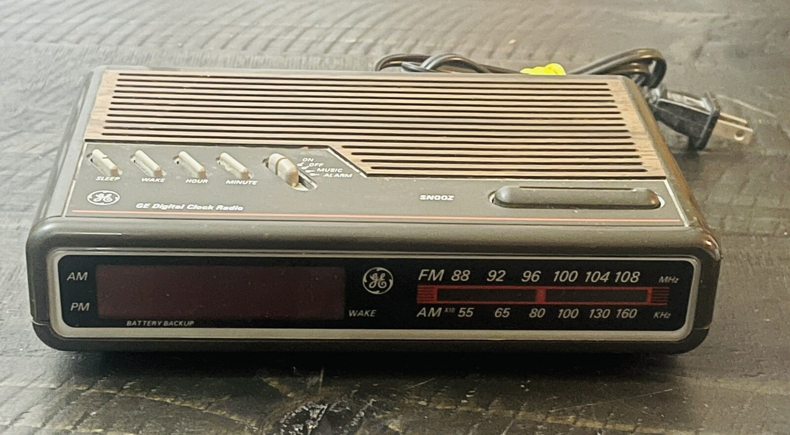 Vintage 1980s GE Alarm Clock Radio Model 74612A AM/FM Woodgrain Works