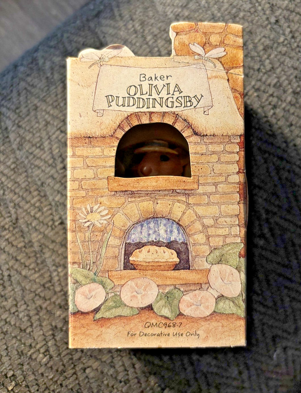 Hallmark Moustershire 1990 "Baker Olivia Puddingsby" Resin Mouse Figurine