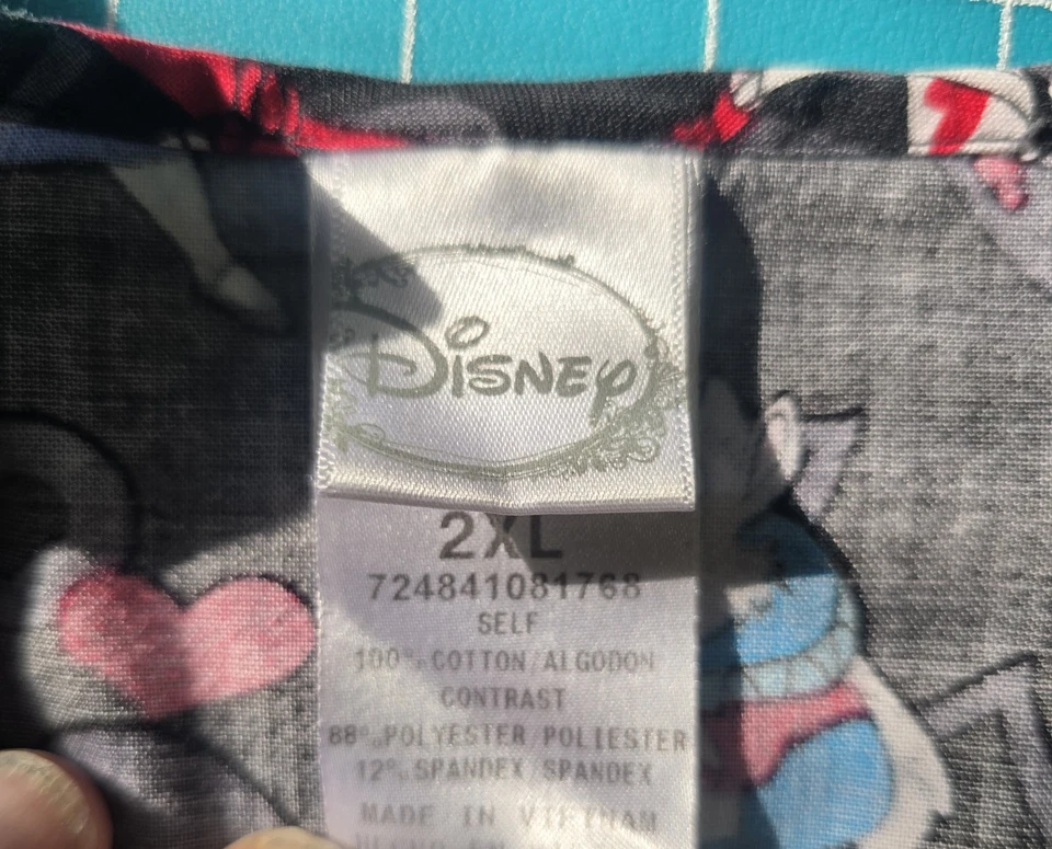 Blusa Médica Disney Alicia en el País de las Maravillas 2XL Negra Corazones Rojos Blanco Conejo Enfermeras. Foto 2 de 4