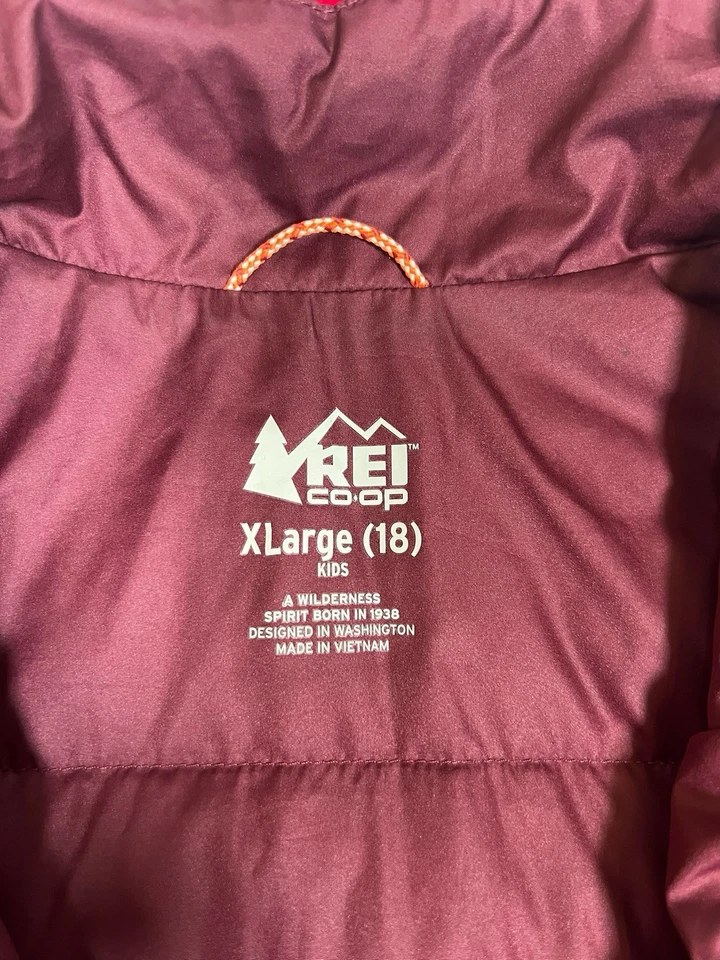 Jaqueta acolchoada REI Co-op infantil com zíper completo isolada tamanho XL (18) vermelha - Imagem 3 de 4