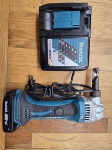 Makita XNJ01 18V LXT Lithium-Ion Cordless Nibbler w/ 1.5ah battery and charger