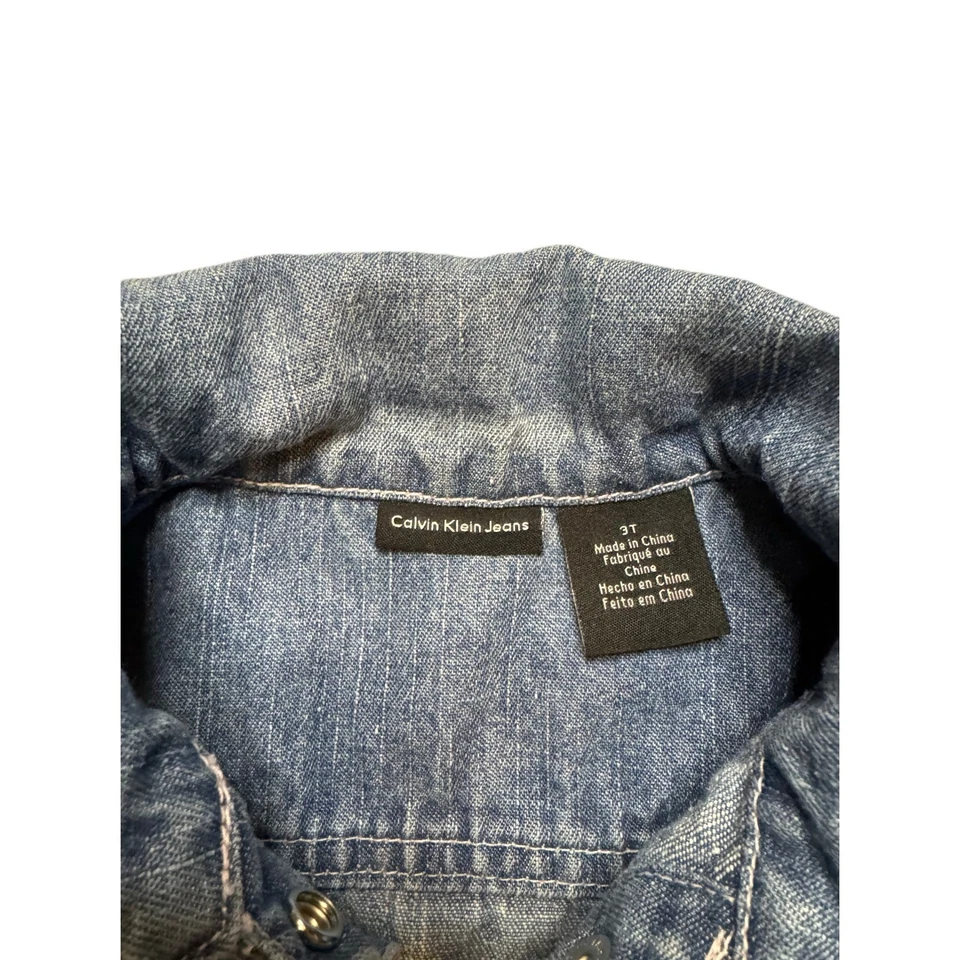 Chaqueta vaquera floral Calvin Klein Jeans para niñas pequeñas talla 3T Foto 2 de 4