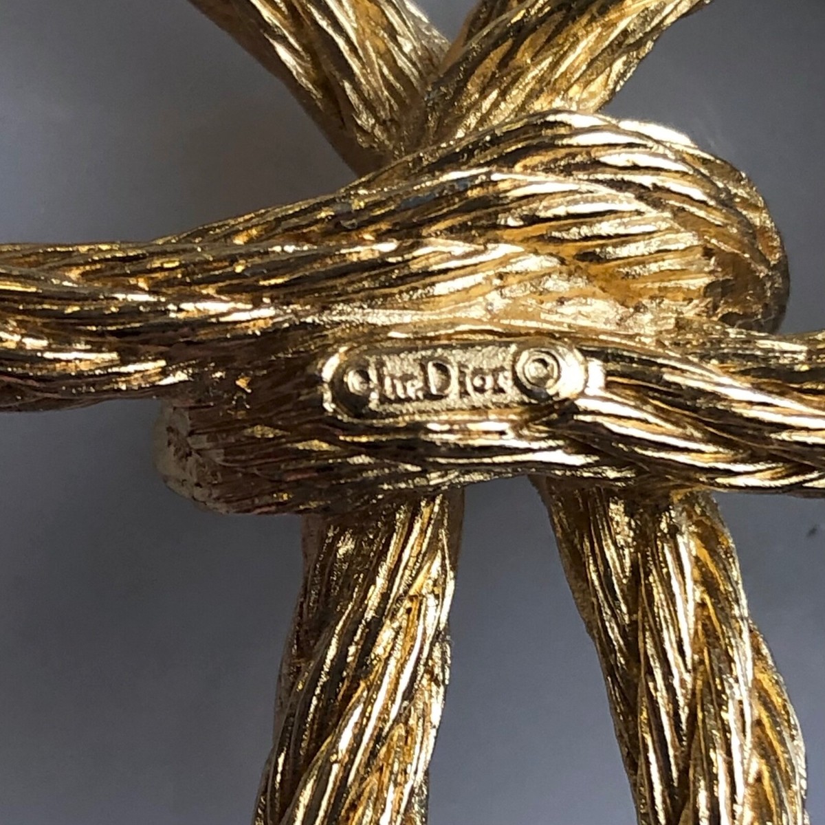 SIGNED vintage CHRISTIAN DIOR gold-plated ROPE BOW BROOCH PIN xlnt