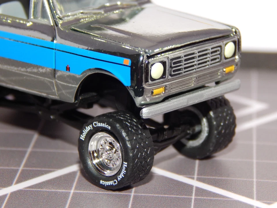 1977 '77 IH Scout II 4X4 elevado cromo azul blanco techo diorama réplica 1/64 como nuevo Foto 3 de 4