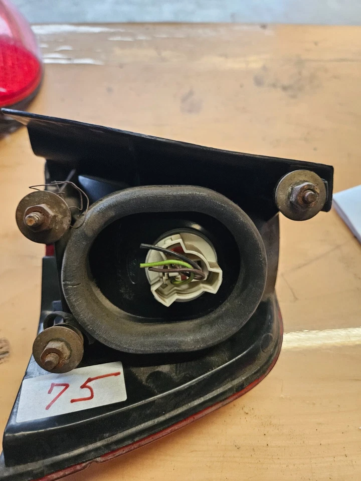 LUZ TRASERA FORD T-BIRD 92-97 L/S (75) Foto 2 de 2