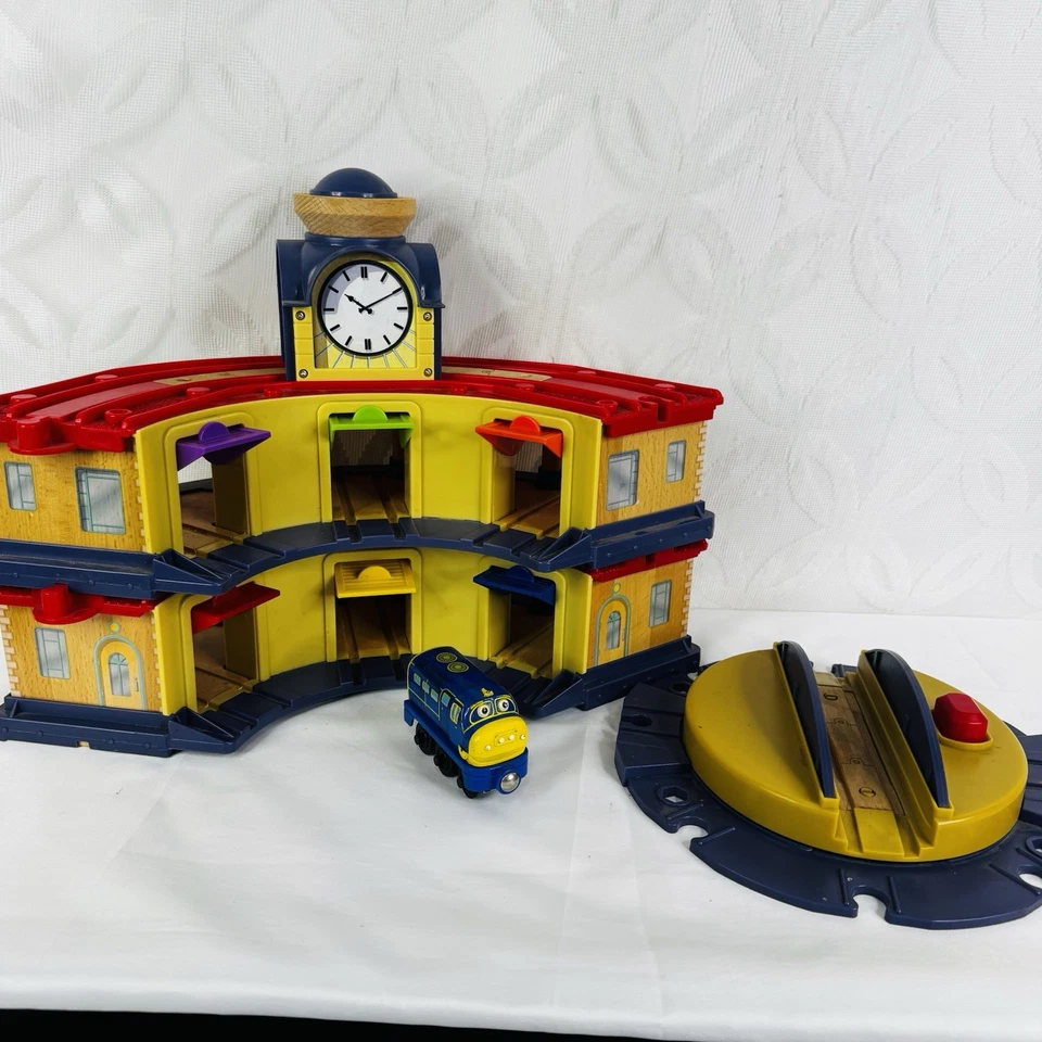 Casa redonda de dos pisos para ferrocarril de madera Chuggington con tocadiscos elevador 2010 Foto 2 de 4