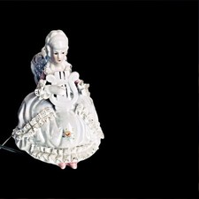 Porzellan Figur Dame mit Harfe,Spitzenkleid ,15 /12cm