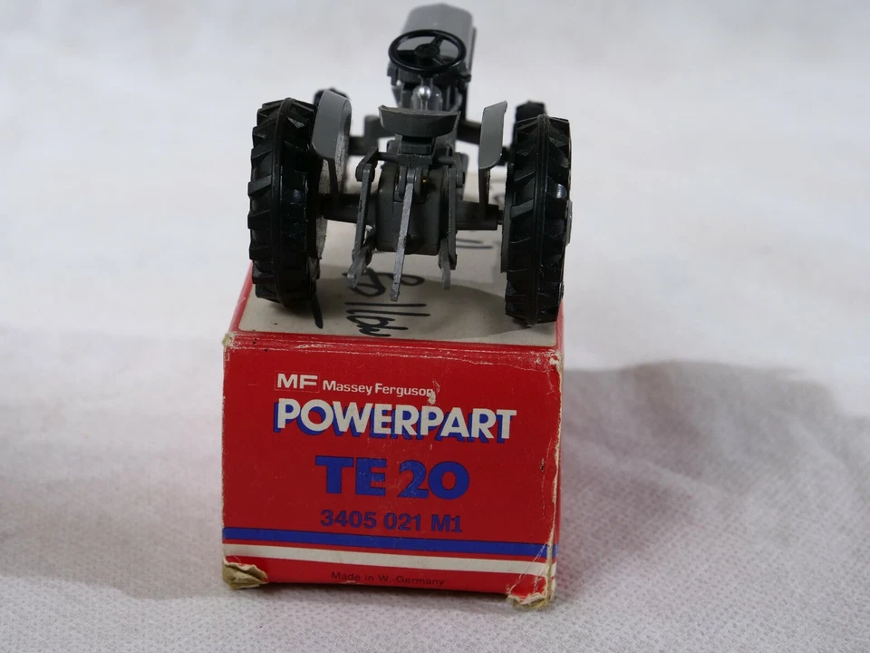 Trattore Massey Ferguson Powerpart TE20 Con Aratro In Scatola Raro 1/43 - Immagine 4 di 4