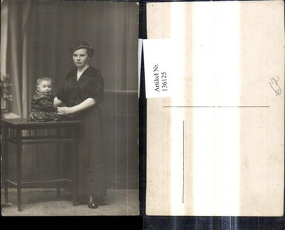 136125,Foto Ak Frau m. Kleinkind Kind b. Tisch 