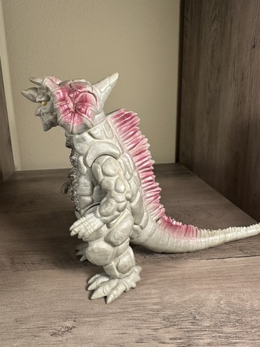 Bandai kaiju Ultra Monster Series 1997 No 99 Silvergon RARE US STOCK - Picture 2 of 5