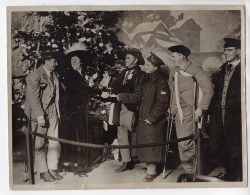 WWI Wounded Australians Christmas Gifts at ANZAC Club Original News Photo