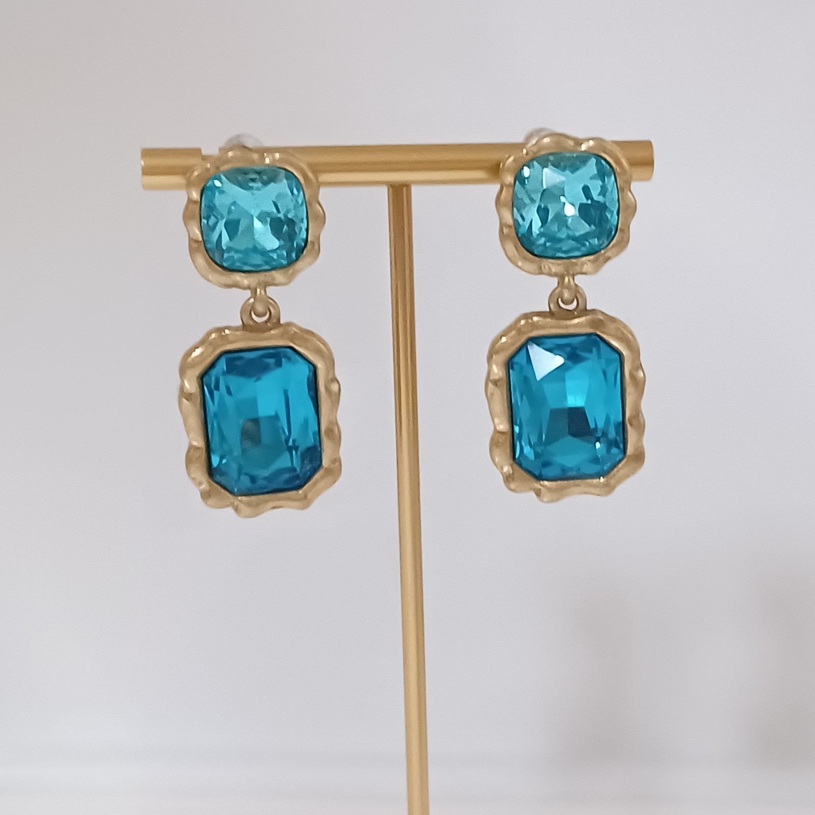 Boucles d'oreilles comprenant des cristaux bleus clair à offrir pour un anniversaire